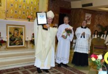 Đức Tổng Giám Mục đến thăm nhà thờ