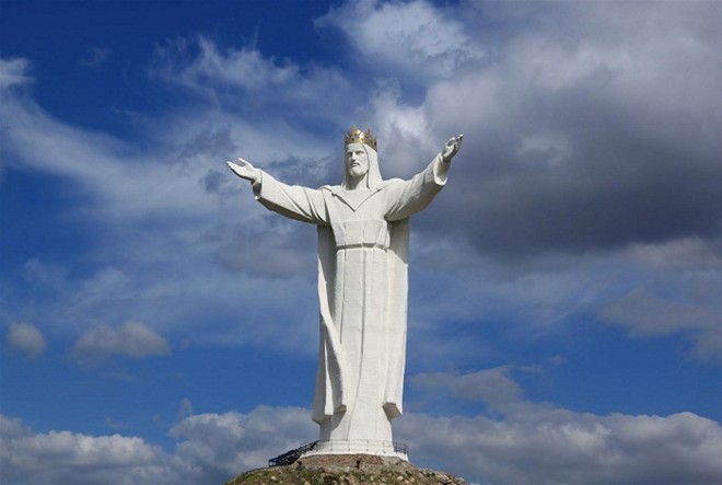 Tượng Chúa Kitô Vua Christ the King, Ba Lan: Bức tượng nổi tiếng này nằm ở thành phố Świebodzin, phía tây Ba Lan, được hoàn tất năm 2010. Tính cả phần đế, bức tượng có chiều cao 52,5 m, đạt kỷ lục tượng chúa Jesus cao nhất thế giới. 