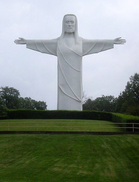 Tượng Chúa của người Ozark, Arkansas, Mỹ: Một tượng đài với chiều cao hơn 20 m được đặt ở gần suối Eureka. Tượng được xây dựng vào năm 1966. 