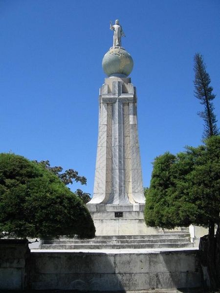 Tượng Vị cứu tinh của thế giới, El Salvador: Nằm ở thành phố San Salvador của El Salvador, bức tượng chúa Jesus này đứng trên bệ bằng bê tông. Tượng hoàn tất năm 1942 và bị hư hại do trận động đất năm 1986, sau đó được tu sửa vào năm 2010. 