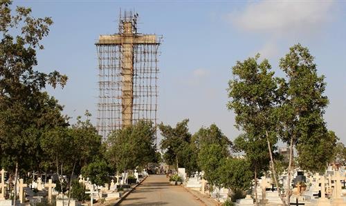 cay-thanh-gia-cao-nhat-a-chau-sap-duoc-dung-len-o-karachi-pakistan